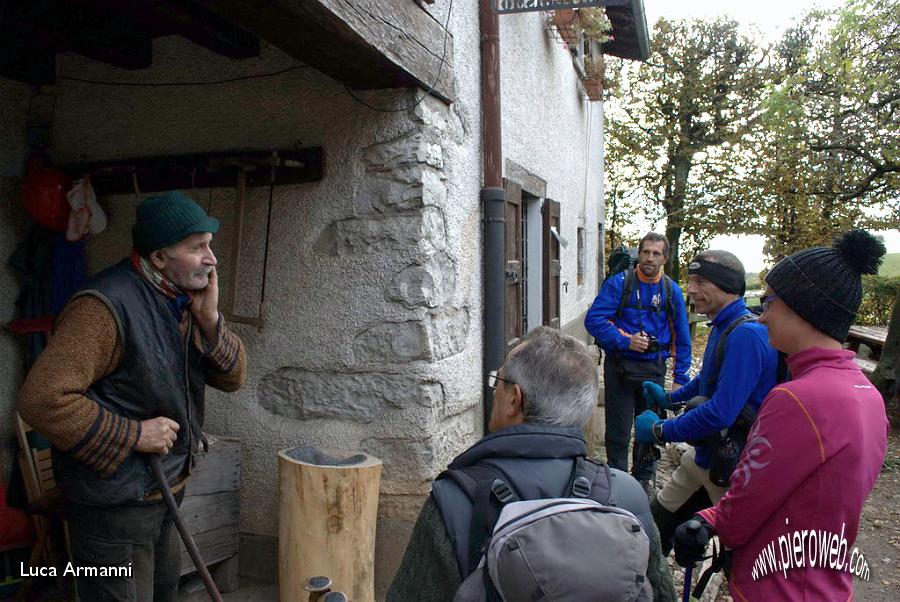 13 il nonno custode dell'agriturismo ascoltato con attenzione.jpg